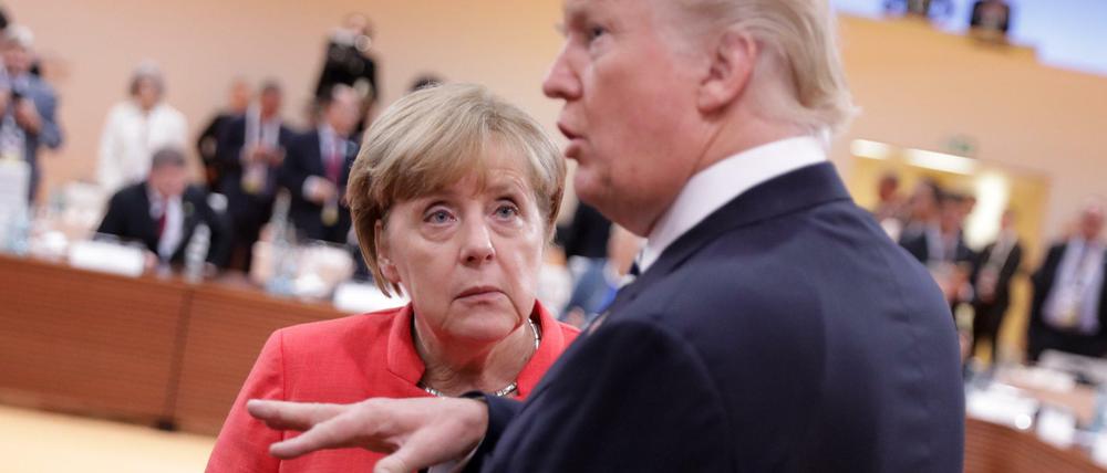 Die zugewandte Chefin, Angela Merkel, und der Mauernbauer, Donald Trump. 