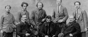 Erich Mühsam mit Mitgliedern der Münchner Räteregierung in Festungshaft, um 1920 (vordere Reihe, Mitte).