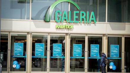 Doors closed: Galeria Kaufhof at Alexanderplatz.