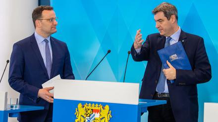 Bundesgesundheitsminister Jens Spahn (l, CDU) berät mit Markus Söder (CSU), Ministerpräsident von Bayern, die nächsten Schritte in der Corona-Krise.