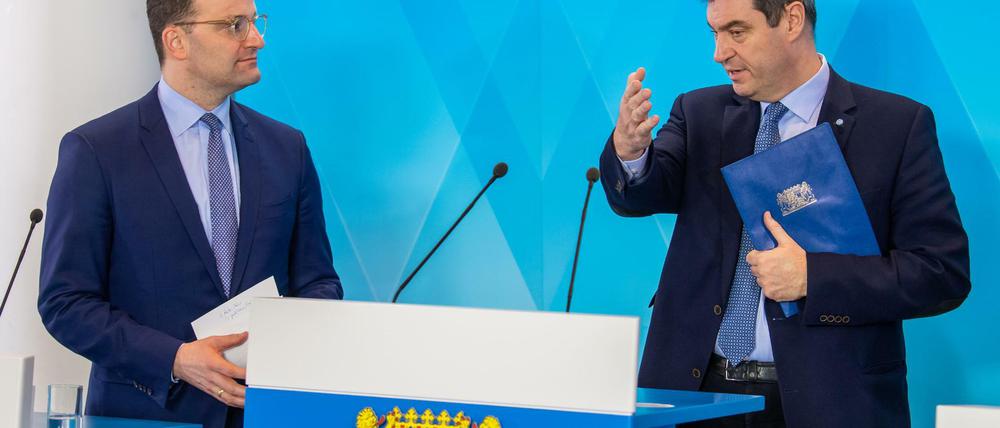 Bundesgesundheitsminister Jens Spahn (l, CDU) berät mit Markus Söder (CSU), Ministerpräsident von Bayern, die nächsten Schritte in der Corona-Krise.