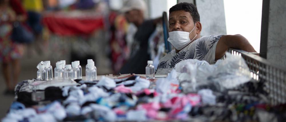 Ein Straßenverkäufer wartet mit Mundschutzmaske auf Kunden an seinem Stand in einem Bahnhof, wo er Alkohol und Schutzmasken gegen die Ausbreitung des Coronavirus verkauft. Brasilien hat 533 Covid-19-Fälle bestätigt.