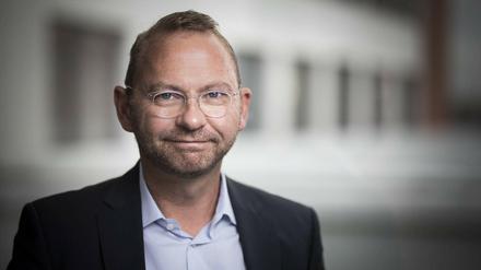 Verdi-Chef Frank Werneke will die Unternehmen mit einem Gruppentarif zur Aufstockung des Arbeitslosengeldes bewegen und die Beschäftigten im Lebensmittelhandel besser schützen. 