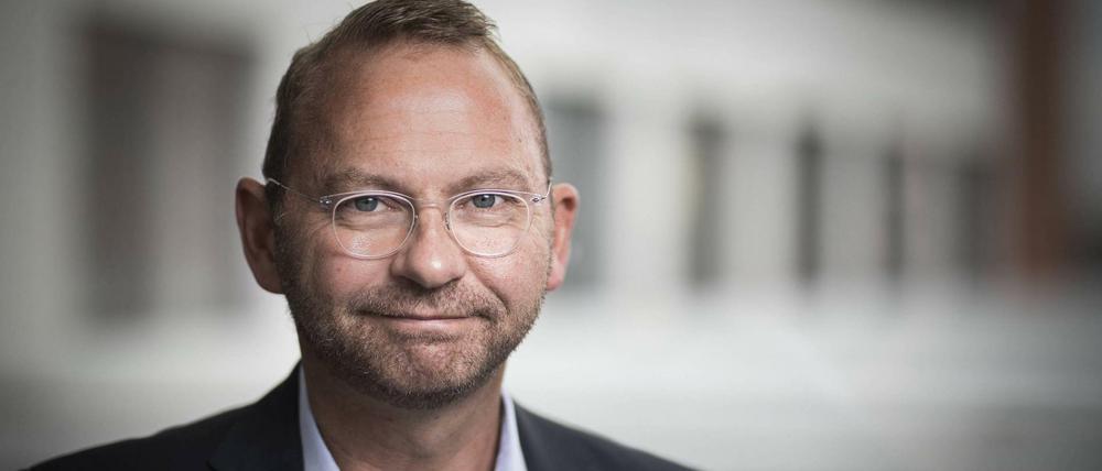 Verdi-Chef Frank Werneke will die Unternehmen mit einem Gruppentarif zur Aufstockung des Arbeitslosengeldes bewegen und die Beschäftigten im Lebensmittelhandel besser schützen.