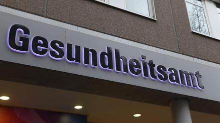 Schild mit Schriftzug "Gesundheitsamt2.