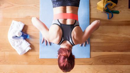 Handy raus, Sportklamotten an: So wird die eigene Wohnung zum Fitnessstudio.