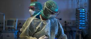 Ärzte behandeln einen Coronavirus-Patienten im Kantonsspital "La Carita" in Locarno.