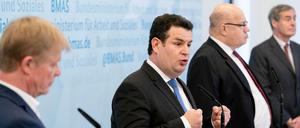 Das war wohl nichts. Am Mittwoch hatte Hubertus Heil nach Gesprächen mit DGB-Chef Hoffmann (li.) und Arbeitgeberpräsident Kramer (re.) noch von einer Schließung der Lohnlücke gesprochen.