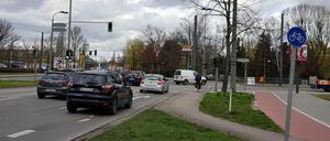 In Köpenick darf zweispurig rechts in den Fürstenwalder Damm nach Friedrichshagen abgebogen werden.