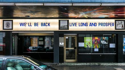 Gesehen in Kiel: Statt Programmvorschau empfiehlt das Studio-Filmtheater am Dreiecksplatz: "We'll be back - Live long and prosper".