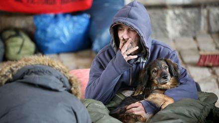 Weniger Passanten heißt weniger Geld, außerdem sind viele Kleiderkammern zu. Obdachlose trifft das Coronavirus besonders hart, auch wenn sie es nicht haben.