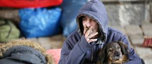 Weniger Passanten heißt weniger Geld, außerdem sind viele Kleiderkammern zu. Obdachlose trifft das Coronavirus besonders hart, auch wenn sie es nicht haben.