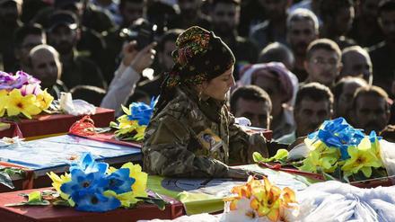 Eine Syrerin trauert um einen im Oktober 2019 getöteten Kämpfer der kurdischen Regionalverwaltung.