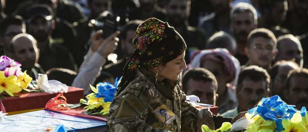 Eine Syrerin trauert um einen im Oktober 2019 getöteten Kämpfer der kurdischen Regionalverwaltung.