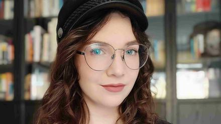 Farina Kerekes sitzt am Supermarkt an der Kasse. Abstand zu Kunden kann sie nicht halten.