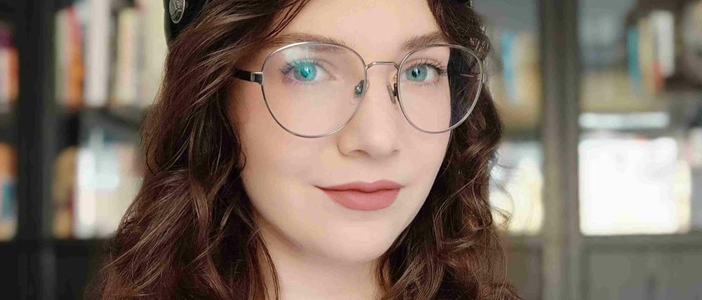 Farina Kerekes sitzt am Supermarkt an der Kasse. Abstand zu Kunden kann sie nicht halten.