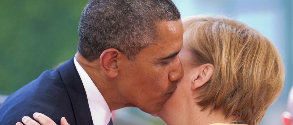Wird man sich künftig bei der Begrüfung noch umarmen, gar küssen, wie es hier US-Präsident Obama und Kanzlerin Merkel 2013 tun? 