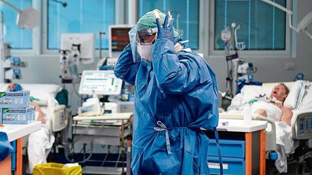 Italiens Ärzte erleben gerade, was es heißt, wenn das Gesundheitssystem kollabiert - und was auch deutschen Ärzten bald bevorstehen könnte.