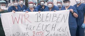 Das Team der Zentralen Notaufnahme der Uniklinik in Essen appelliert mit dem Spruchband "Wir bleiben für euch da! Und ihr bitte zu Hause!" an die Bevölkerung. 