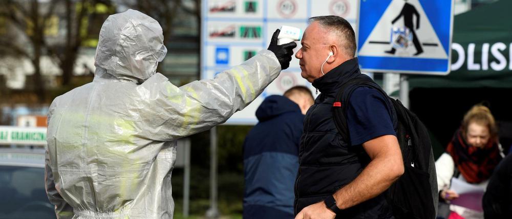 Volle Kontrolle. Wer nach Polen einreisen wird an der Grenze auf Fieber untersucht.