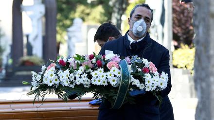 Beerdigung in Bergamo – die Zahl der Coronavirus-Toten ist zuletzt dramatisch gestiegen.