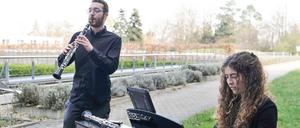 Musik hilft, gleichzeitig sind die Musiker selber in Not. Vor dem Stuttgarter Robert Bosch Krankenhaus musizieren Mitglieder von Music Now Stuttgart e.V. für die Kranken und das Klinik-Personal.