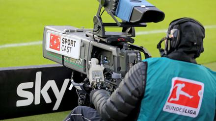 Das fehlt: Eine Fernsehkamera von SportCast hinter einer Sky-Bande am Spielfeldrand einer Bundesliga-Begegnung 