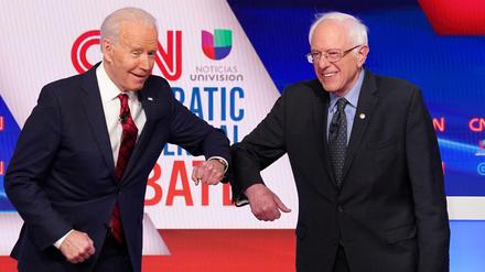 Ellbogengruß in Zeiten des Coronavirus: Joe Biden und Bernie Sanders 