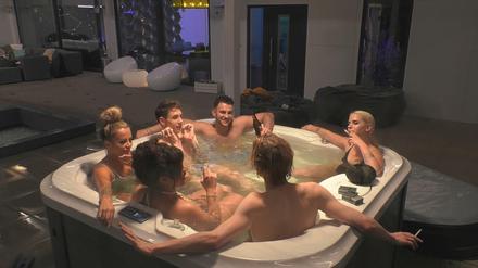 Die «Big Brother»-Bewohner von 2020 sitzen in einem Whirlpool.