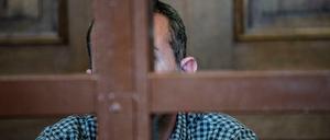 Der Angeklagte sitzt vor Beginn der Verhandlung im Gerichtssaal.