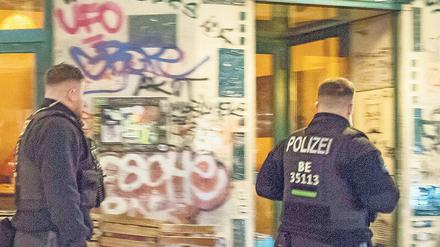 Polizisten kontrollieren derzeit, dass Bars und Restaurants ab 18 Uhr schließen. Aber sie können nicht alles überprüfen. 
