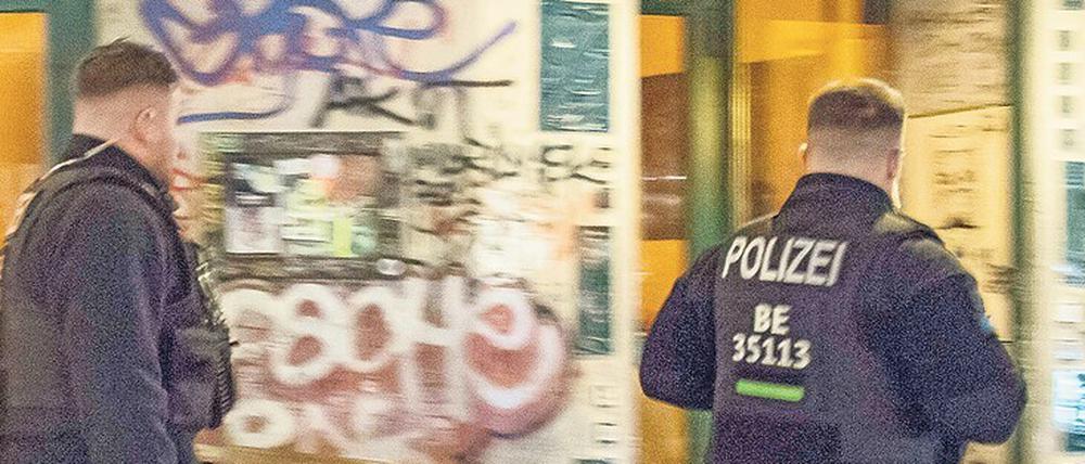 Polizisten kontrollieren derzeit, dass Bars und Restaurants ab 18 Uhr schließen. Aber sie können nicht alles überprüfen.