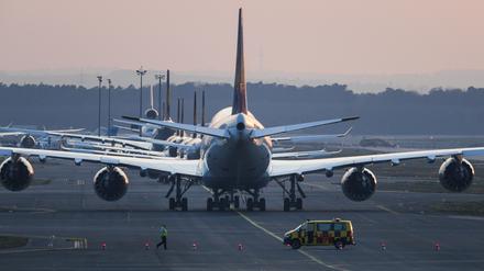 Flugzeuge stehen am Frankfurter Flughafen am Boden. Wegen des Coronavirus brechen die Passagierzahlen an allen deutschen Flughäfen ein. 