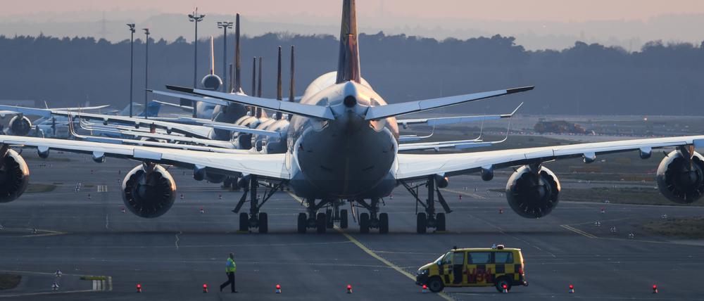Flugzeuge stehen am Frankfurter Flughafen am Boden. Wegen des Coronavirus brechen die Passagierzahlen an allen deutschen Flughäfen ein. 