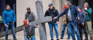 Christian Stückl (3.v.r.), Spielleiter der Passionsspiele Oberammergau, probt u.a. mit Frederik Mayet, dem Jesus-Darsteller der Passionsspiele. 