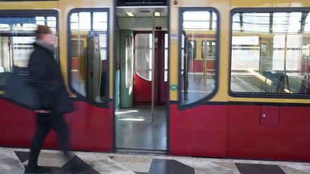Zurückbleiben bitte. Die S-Bahn stellt Sonderzüge zu Stoßzeiten.
