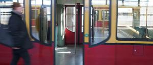 Zurückbleiben bitte. Die S-Bahn stellt Sonderzüge zu Stoßzeiten.