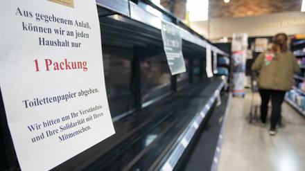 Wegen der Coronavirus-Krise kaufen viele Menschen auf Vorrat. Einige Märkte begrenzen die Einkaufsmöglichkeiten deshalb.