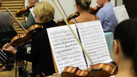 Freischaffende Musiker und andere Solo-Kulturschaffende sind von der Corona-Krise unmittelbar finanziell bedroht, anders als Festangestellt wie etwa diese Musiker der Norddeutschen Philharmonie.