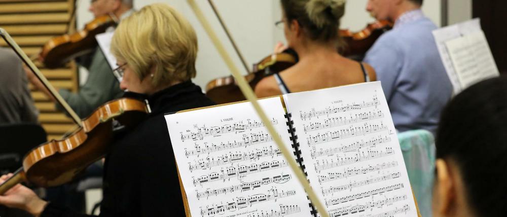 Freischaffende Musiker und andere Solo-Kulturschaffende sind von der Corona-Krise unmittelbar finanziell bedroht, anders als Festangestellt wie etwa diese Musiker der Norddeutschen Philharmonie.