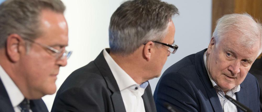 Hans-Georg Engelke (mitte) und Dieter Romann (links) managen für den Bundesinnenminister die harten Maßnahmen zur Bekämpfung des Coronavirus, aktuell vor allem die Grenzschließungen.