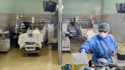 Ein Mitarbeiter des Oglio-Po-Krankenhauses in Cremona behandelt am 19.03.2020 an Covid-19 erkrankte Patienten. Die Lombardei ist besonders stark vom Ausbruch des neuartigen Coronavirus betroffen.