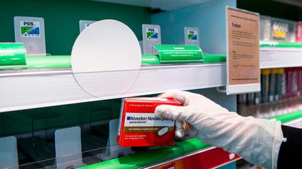 Eine Packung Paracetamol in einer Apotheke