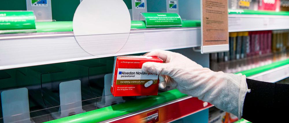 Eine Packung Paracetamol in einer Apotheke