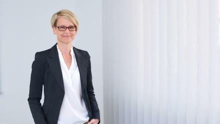 Sabine Maur ist Psychotherapeutin und versucht nun ihren Patienten per Video zu helfen.