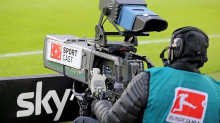 Das täuscht. Sky überträgt aktuell keine Minute Fußball. Aber die Kunden müssen die Abos weiterbezahlen.