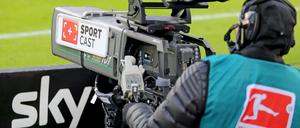 Das täuscht. Sky überträgt aktuell keine Minute Fußball. Aber die Kunden müssen die Abos weiterbezahlen.