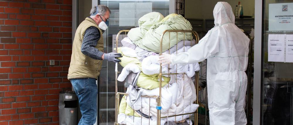 An vielen Kliniken werden Schutzkleidung und Masken zur Mangelware. 