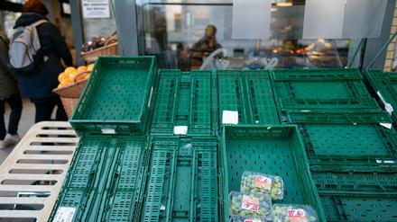 Nahezu leere Obstkisten stehen vor einem Supermarkt im Berliner Stadtteil Friedenau. 