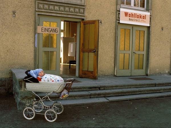 Keine Einmischung West!, hatte der Runde Tisch beschlossen. Und dann hat die letzte DDR-Wahl den bundesdeutschen Steuerzahler wohl 40 Millionen D-Mark gekostet.